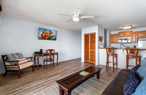 Historic Kailua Village Condo | 🏖️Breathtaking Ocean Front | AC | Next to Beach & Town