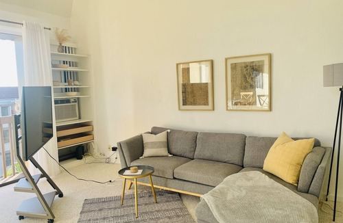 Makaha Valley House | Bright Airy Condo in Makaha - 5 mins from the beach!