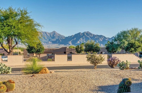 Green Valley House | Bright & Cheerful Mountain View Townhome in Santa Rita Springs Green Valley