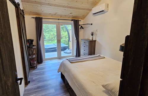 Jordan Road-Canyon Creek Cabin | Canyon Falls Cabin. A cozy riverfront cabin located on Canyon Creek