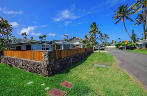 Kailua House | Casa Luna - Beautiful & Stylish Remodeled 4bd, 3bath, 2 kitchens Home in Kailua