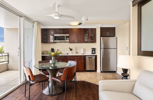 Waikiki Condo | Central Waikiki! Large lanai, close 2 beach! Fireworks! WASHLET! Sleeps 6!