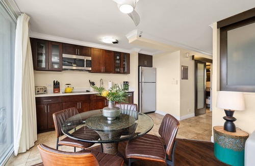 Waikiki Condo | Central Waikiki! Large lanai, close 2 beach! Fireworks! WASHLET! Sleeps 6!