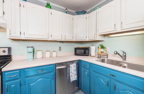 Caine Woods Condo | Charming 2BR Gem in N Ocean City, Large Deck, 3 Blocks to Beach, Linens Incl.