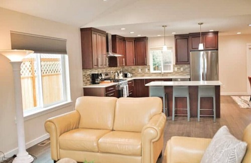 Wallingford House | Charming, Brand New Home in Greenlake, 4br3ba