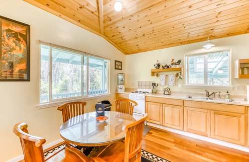 Mountain View House | Charming home w/wood stove - 10 minutes to Hawaii Volcanoes Nat'l Park
