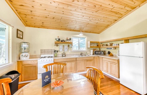 Mountain View House | Charming home w/wood stove - 10 minutes to Hawaii Volcanoes Nat'l Park