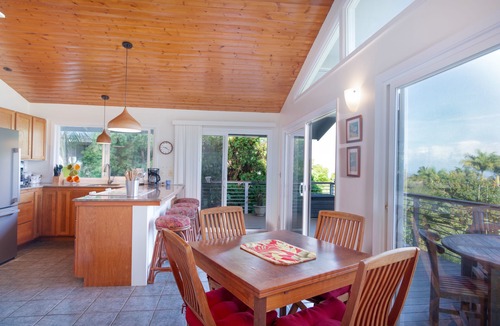 Kukuihaele House | Charming home with balcony, washer/dryer & free WiFi – stunning ocean views