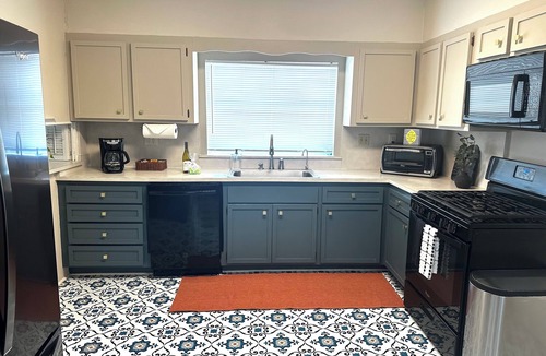 Mount Dora House | Charming Lower Level Duplex-King Bed-2 Queen-one block from downtown Mount Dora!
