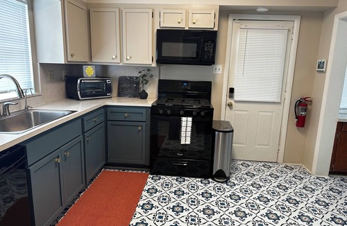 Mount Dora House | Charming Lower Level Duplex-King Bed-2 Queen-one block from downtown Mount Dora!