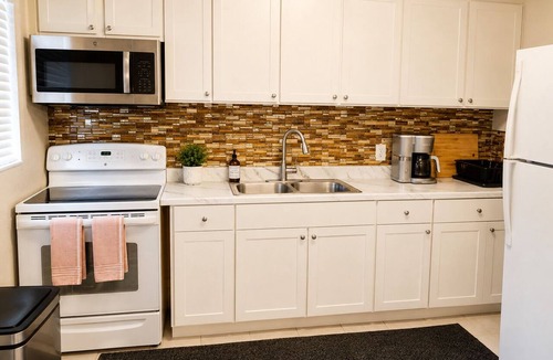 Amaryllis Park Apartment | Charming Old-Sarasota -Florida Home - Cozy 2BR Retreat Near Beaches and Bay Park