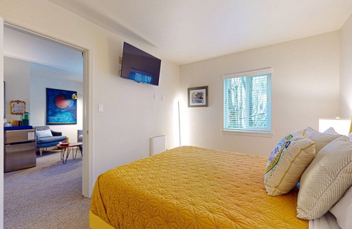 Port Townsend Hotel | Chic hotel suite just steps away from Downtown Port Townsend
