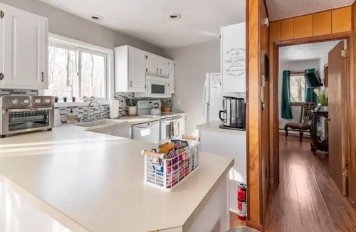 Bushkill House | Clean Home Away From Home In A Beautiful Community With Indoor/Outdoor Pools