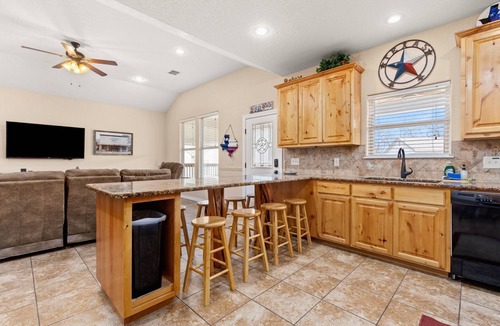New Braunfels House | Cliff View #14 Stunning River Access, Retreat on Guadalupe River, Tubing, Family Fun Amenities