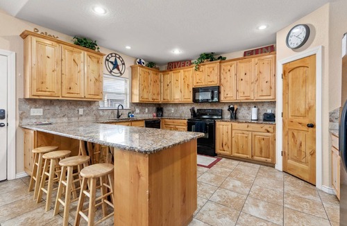New Braunfels House | Cliff View #14 Stunning River Access, Retreat on Guadalupe River, Tubing, Family Fun Amenities