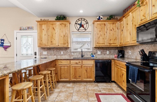 New Braunfels House | Cliff View #14 Stunning River Access, Retreat on Guadalupe River, Tubing, Family Fun Amenities