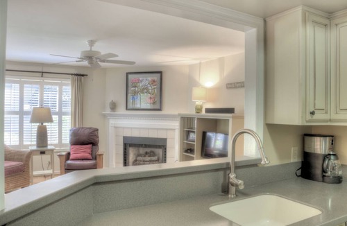 Saint Simons Island Condo | Closest to Pier Village Pool Pet-Friendly 0.7 Miles to St. Simons Beach
