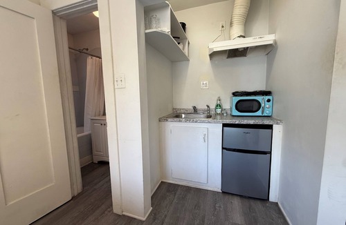 Hollywood Apartment | Comfortable Studio Unit on 2nd Floor