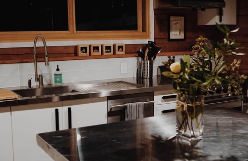North End House | Contemporary Log Guesthouse with Sauna: Historic North End - Perfect for Couples