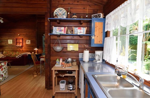 Honokaa Cottage | Cottage on a 3 acre estate, spa, fireplace, cozy, park like setting, fruit trees