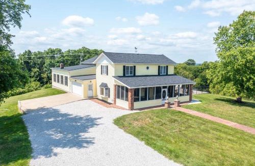 Jonesville House | Country Lodge for 18, With Pool and Pond, Near Ark