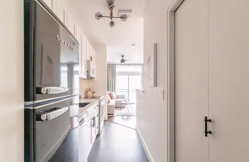 Belltown Condo | Cozy 1 BR condo in Seattle- Belltown area- with free parking, gym, pool, hot tub