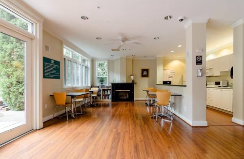 Belltown Condo | Cozy 1 BR condo in Seattle- Belltown area- with free parking, gym, pool, hot tub