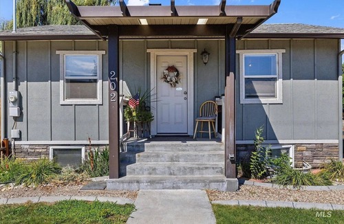 Middleton House | Cozy 2-bedroom house in beautiful Middleton ID, walking distance to Boise river!