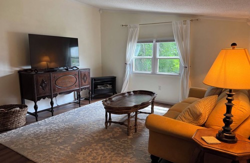 Landrum House | Cozy 2BR Home – 15 Min to Tryon Equestrian Center, 3 Min to Downtown Landrum