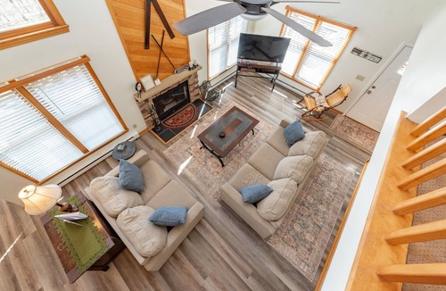 McHenry House | Cozy Dog Friendly Mountain Getaway w/Hot Tub