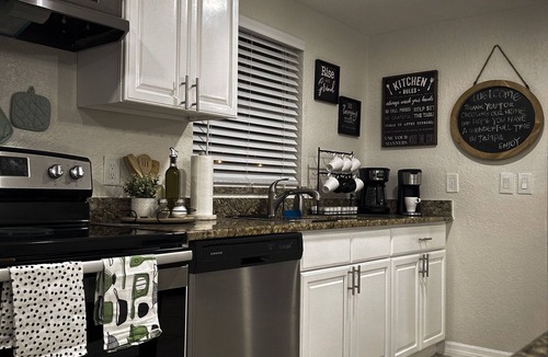 North Tampa House | Cozy Getaway Pet Friendly 10 mins Busch Gardens/Adventure Island