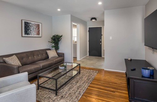 Sherman Oaks House | Cozy house in Sherman Oaks W/pool & 3 bedrooms