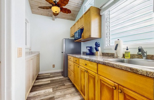 Kailua-Kona Apartment | Cozy ohana studio with lush landscaping, lanai with ocean views, gazebo, firepit