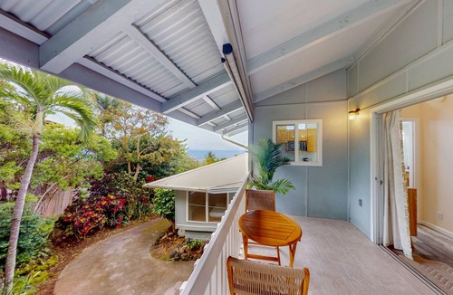 Kailua-Kona Apartment | Cozy ohana studio with lush landscaping, lanai with ocean views, gazebo, firepit