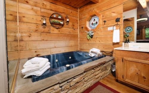 Sevierville Villa | Cozy Retreat with Hot Tub & Serene Wooded Views - A Perfect Paradise