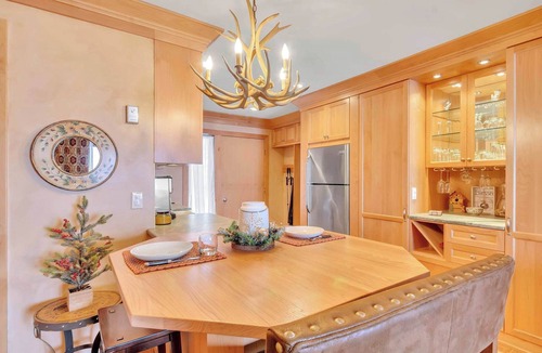 Ellicottville Condo | Cozy Studio with Fireplace, King Bed, A/C