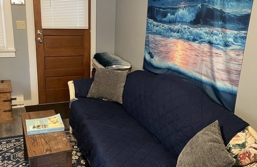 Geneva-on-the-Lake Cottage | Cute, clean, cozy and pet friendly cottage that is 10 minute walk to the strip.