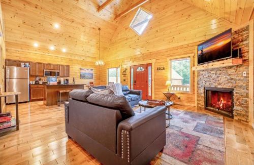 White Oak Lodge House | Dancing Bear Hideaway - Outdoor Hot Tub, Screened-In Deck, + Access to Community Amenities
