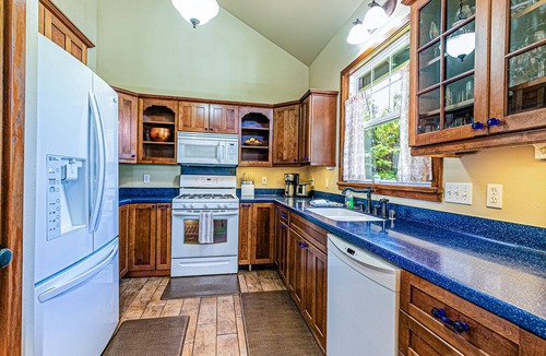 Royal Hawaiian Estates House | Dancing Volcano Estate - sleeps 8 Near Hawaii Volcanoes National Park