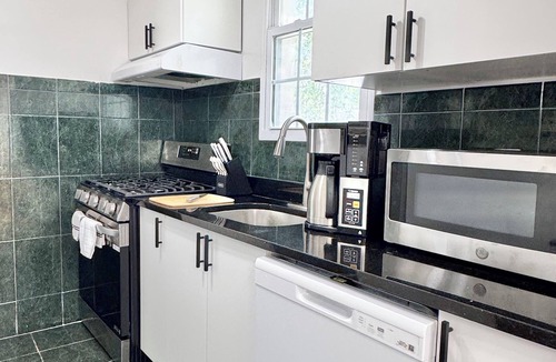 Douglas Park House | DC Getaway: Cozy 4BR Oasis by Metro & Airports