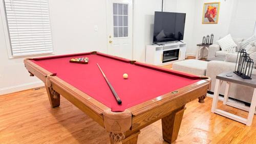 Douglas Park House | DC Getaway Cozy 4BR Oasis by Metro and Airports