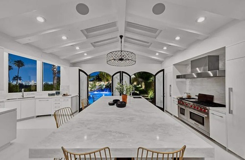 Beverly Glen House | Delightful 7-bedroom house in Beverly Hills with AC, fitness room, WiFi