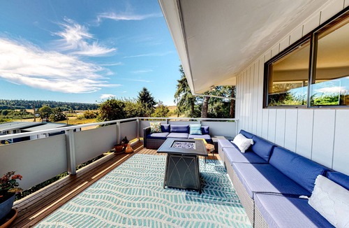 Greenbank House | Dog-friendly home with sound view, fireplace, pizza oven & hot tub