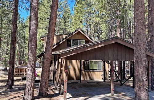 South Lake Tahoe Cabin | Economical Ski Home Blocks to Heavenly- Hot Tub!