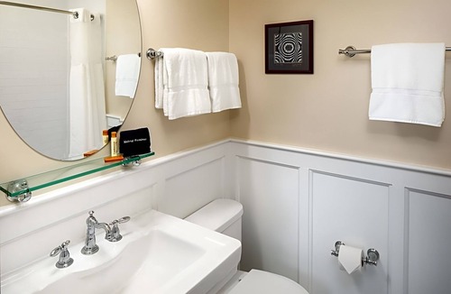 Berea Hotel | Elegant Retreat with Modern Flat-Screen TV Near Kentucky Artisan Center