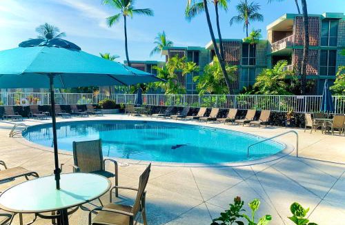 Kailua-Kona Apartment | Enjoy the sunset at OCEAN FRONT 1BR Apartment - pool on site!