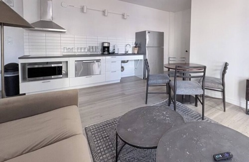 Hunters Point Apartment | Enjoy Urban Comfort at Minimalist 2BR Unit w/Full Kitchen near Court Square