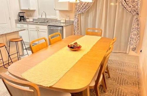 Northside House | Entire 3BR/2.5BA Townhouse Near JAX Zoo & Airport | Sleeps 6