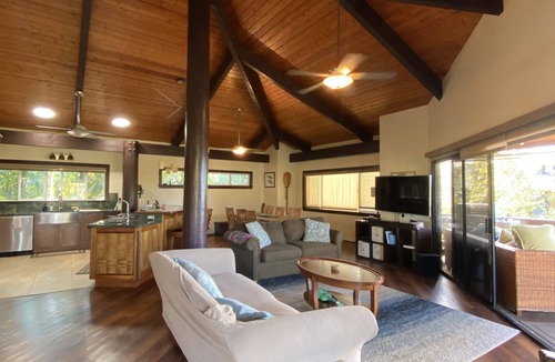 Pupukea House | Epic Location! Short Stroll to iconic beaches to surf and snorkel.