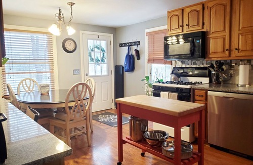East Aurora Apartment | Executive Style Private Upper Apartment Walk to Village Amenites
